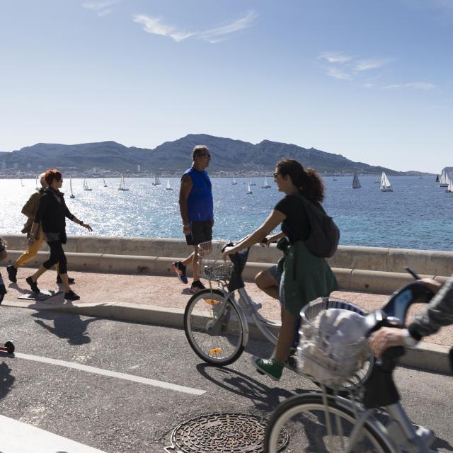 promeneur et vélo sur la corniche kennedy à Marseille