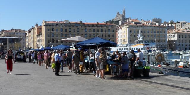 Marché aux poissons sur le Vieux-Port à Marseille