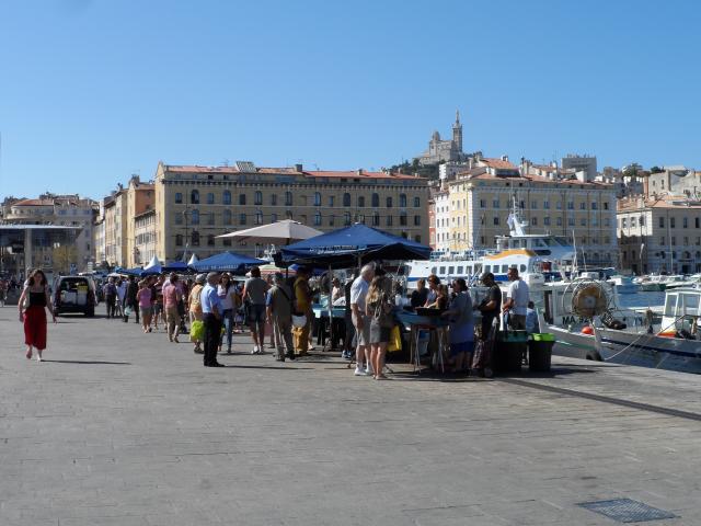 Marché aux poissons sur le Vieux-Port à Marseille