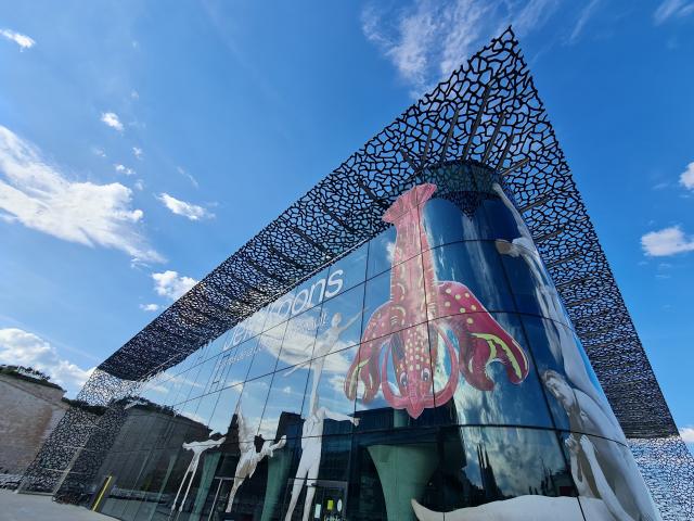 Facade du Mucem exposition Jeff Koons