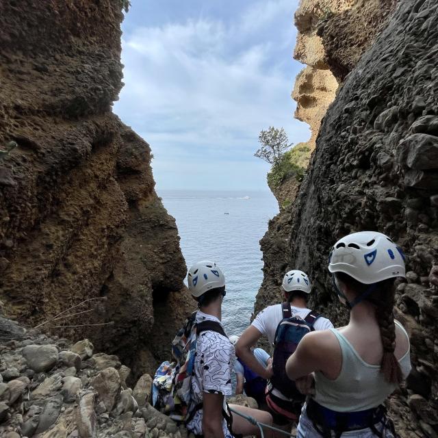 Grimpeurs dans les calanques