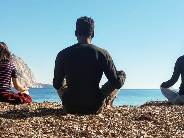 yoga dans les Calanques de Marseille