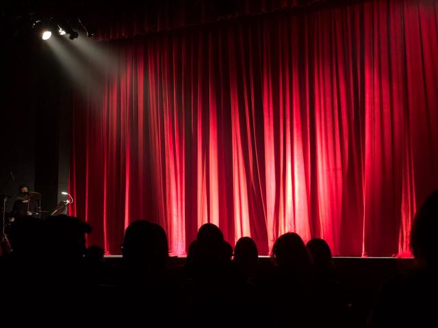 scene de theatre rideau fermé