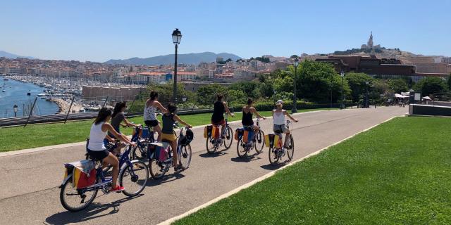 Groupe de vélo au palais du pharo