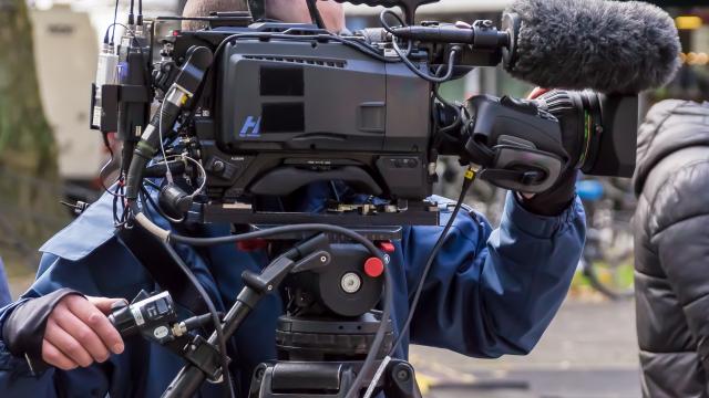 Personne avec une caméra qui tourne un film