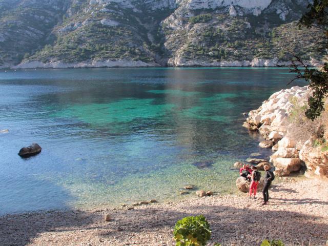 Randonneurs dans la Calanque de Sormiou