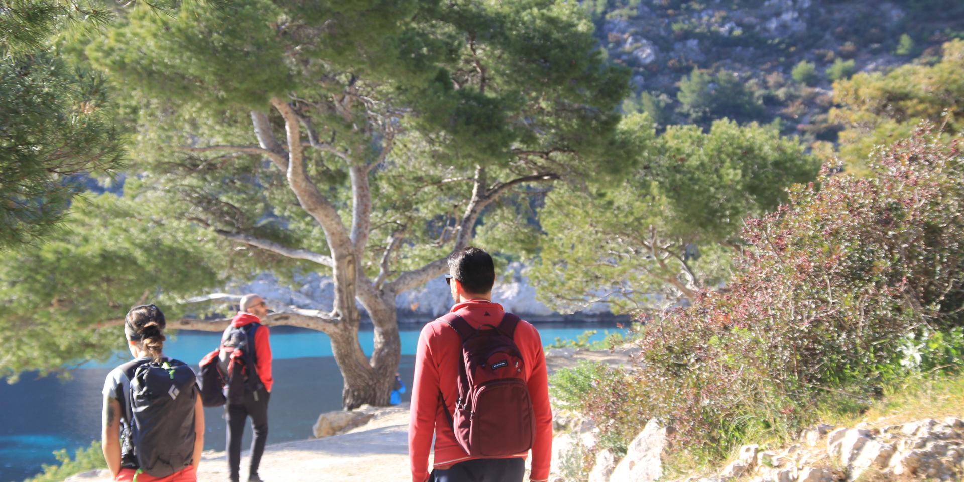 Randonneurs dans la Calanque de Sormiou