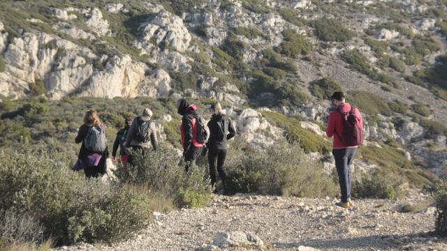 Randonneurs dans le massif des calanques