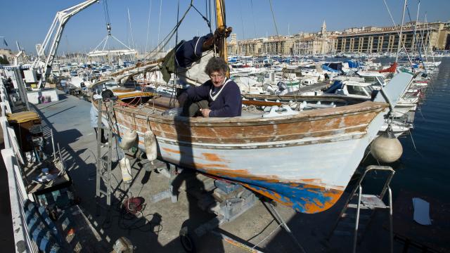 Réparation de bateau dans le Vieux-Port de Marseille