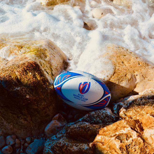 Ballon de rugby dans l'eau