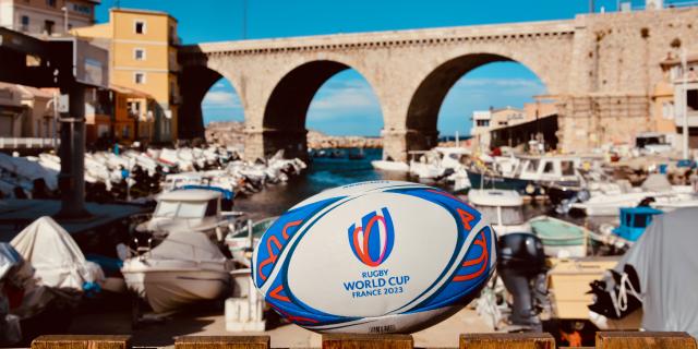 Ballon de rugby au vallon des auffes