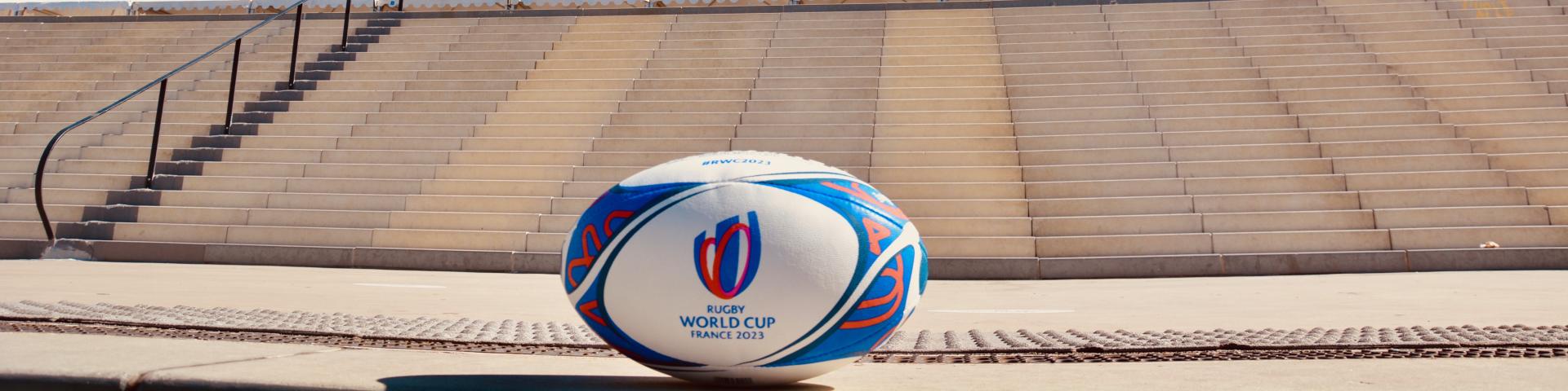 Ballon de rugby devant le stade orange vélodrome