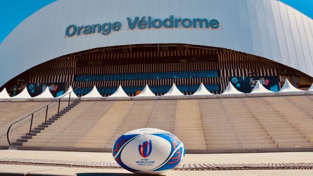 Ballon de rugby devant le stade orange vélodrome