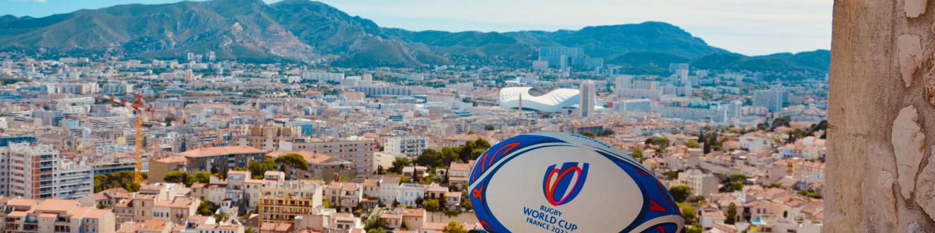 Ballon de rugby avec vue sur marseille