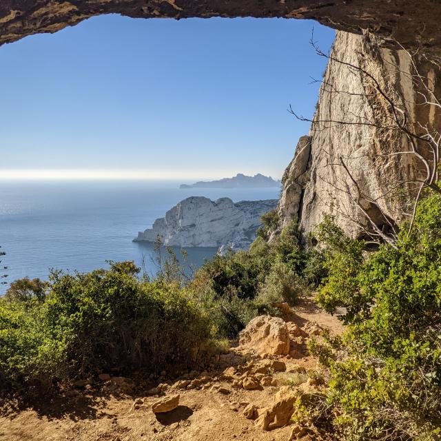 Calanques Depuis La Grotte De L'os