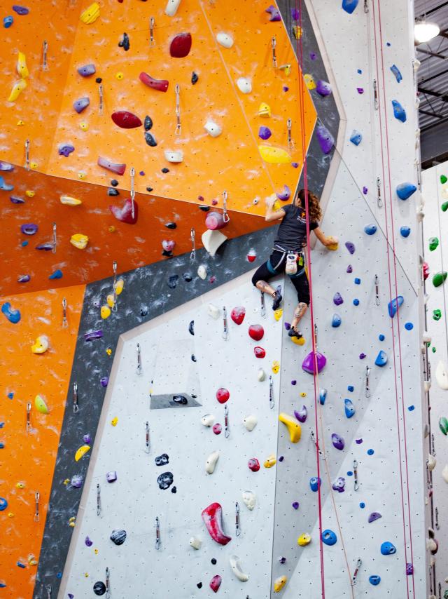 Salle-descalade-©jonathan-castellon-unsplash.jpg