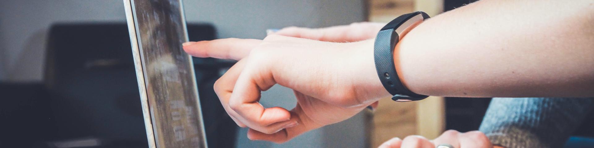 Personnes travaillant sur un ordinateur