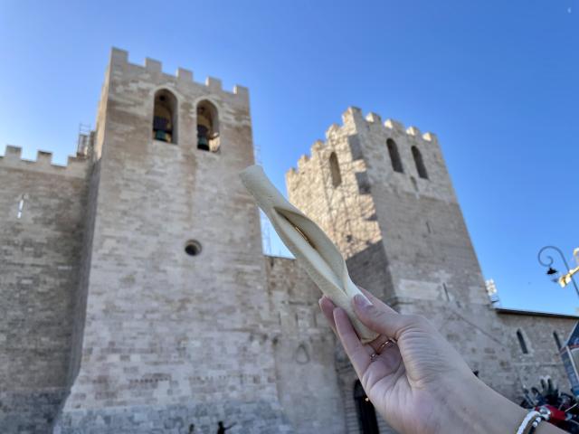 Navette à la fleur d'oranger devant l'Abbaye Saint Victor