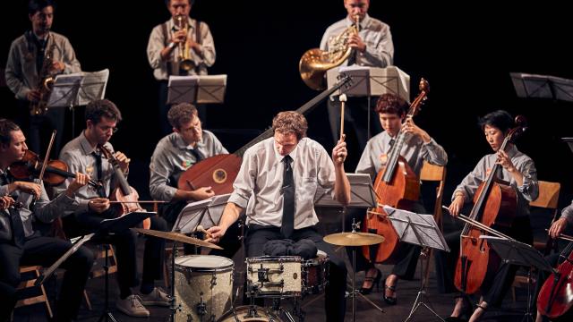 Concerto contre piano et orchestre, de Samuel Achache, Antonin-Tri Hoang, Florent Hubert, Eve Risser et l'Orchestre la Sourde, le 19 septembre 2021 au Théâtre de l'Athénée-Louis Jouvet.