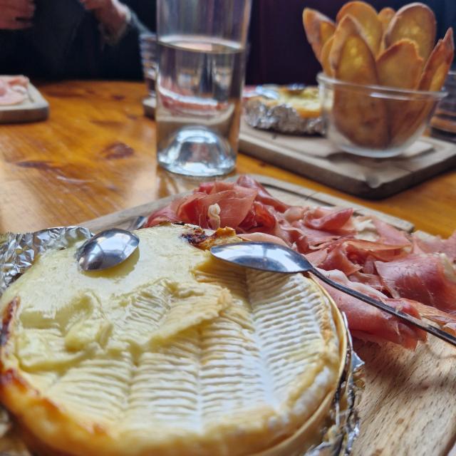 Camembert rôti au pastis avec jambon de pays