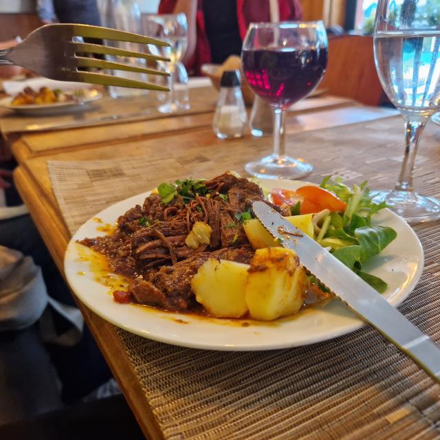 Daube Provençal de taureau et verre de vin rouge