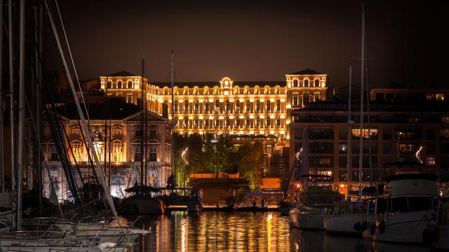 Intercontinental illuminé de nuit