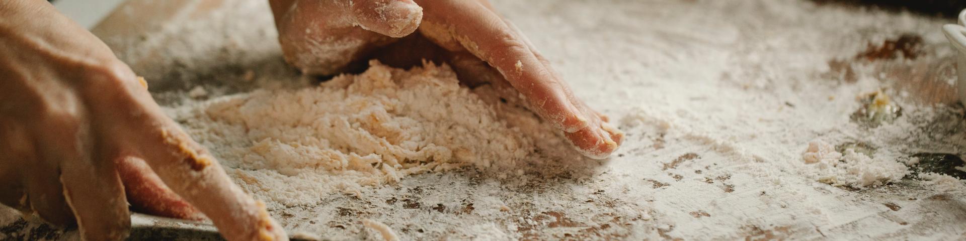 photo mains en train de cuisiner