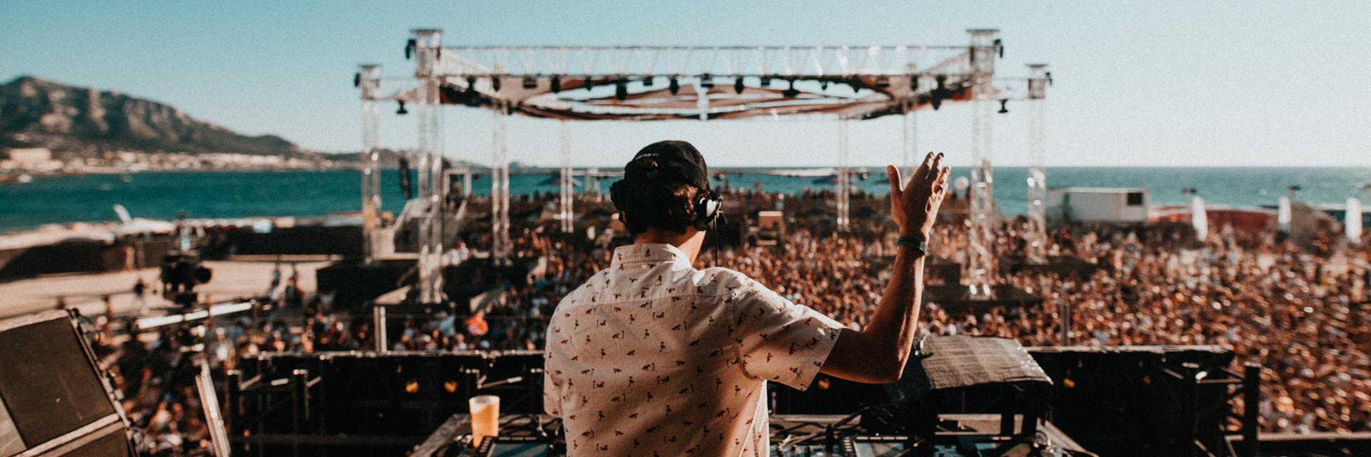 Dj sur la scène du delta festival