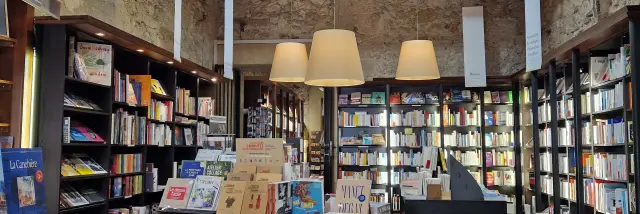 Interior de la librería Les Arcenaulx