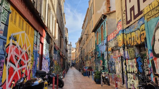 Longue rue du Cours Julien habillée de Graffiti