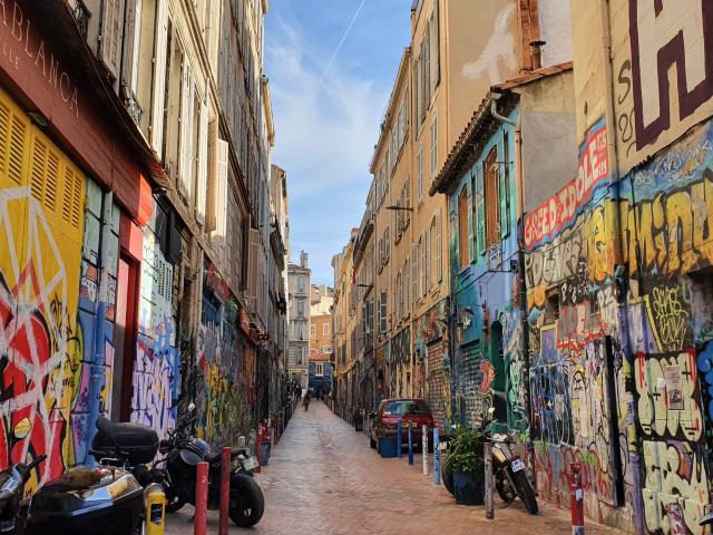 Longue rue du Cours Julien habillée de Graffiti