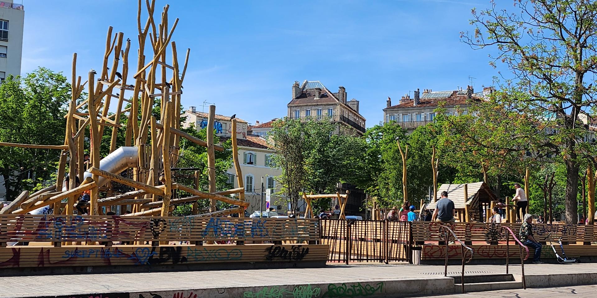 La Plaine Place Jean Jaures, ciel bleu