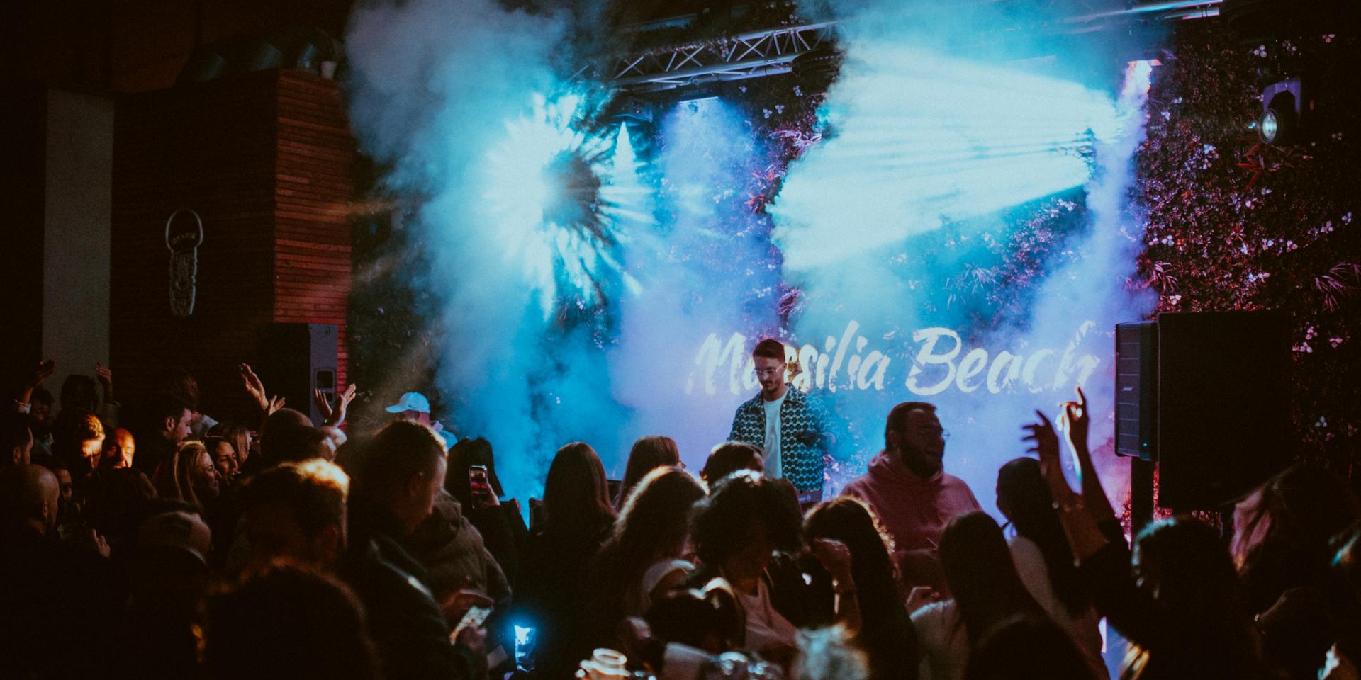 Soirée et foule au massilia beach