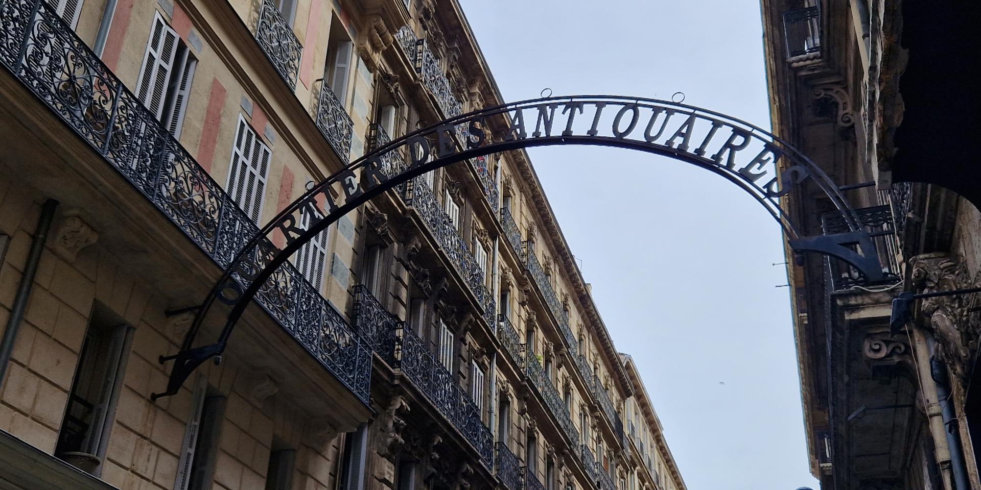 Panneau Quartier des Antiquaires en fer