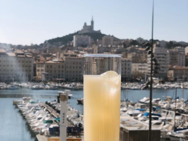 Verre de pastis sur le vieux-port