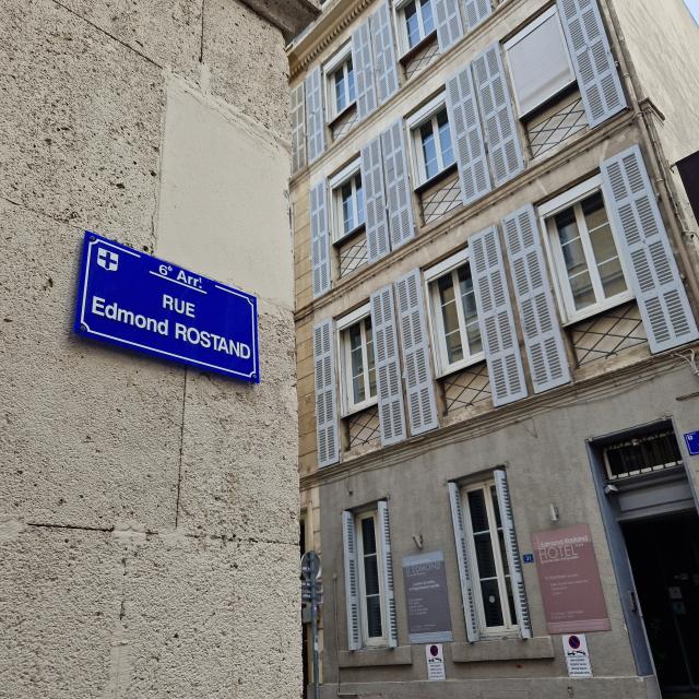 Rue-Edmond-Rostand-quartier-des-antiquaires-Mel-OTCLM-2.jpg