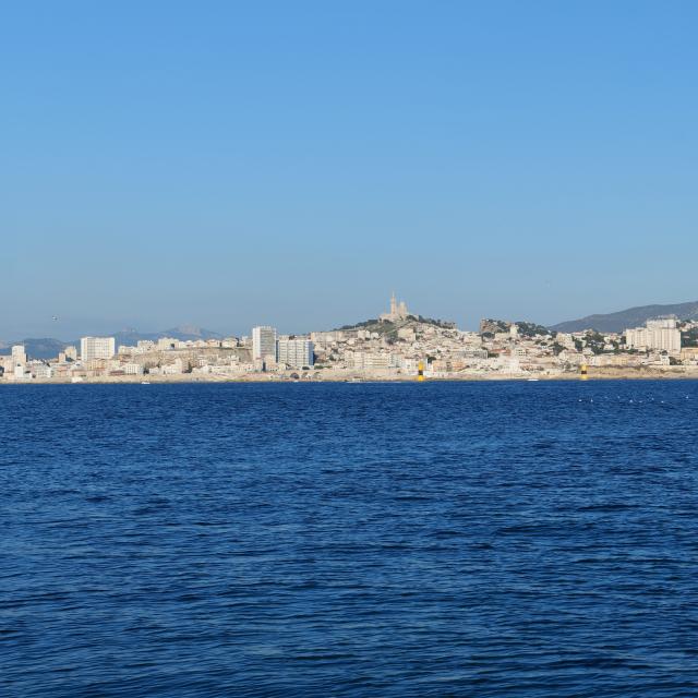 Marseille vu depuis le large