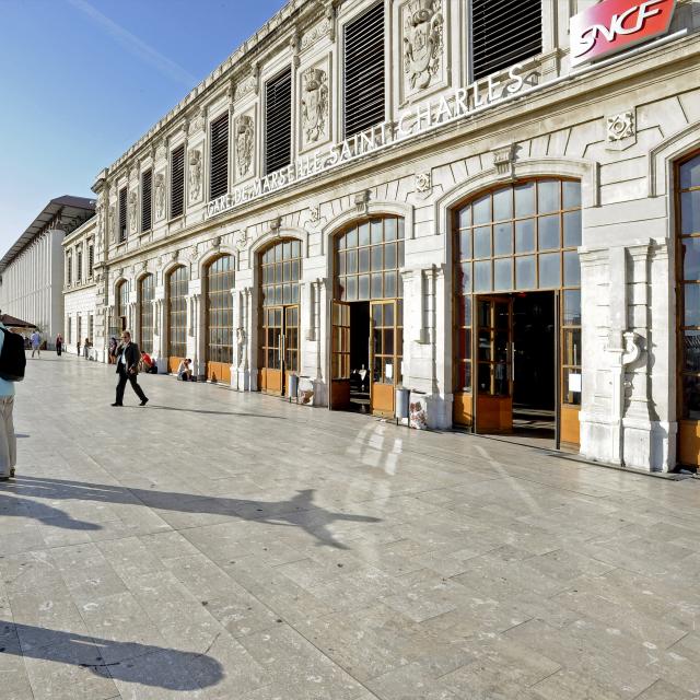 Facade de la gare St Charles, logo SNCF