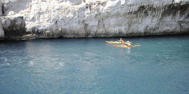 Kayak dans les calanques de Marseille