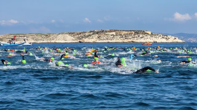 Participants du défi Monte-Cristo 2023 en pleine nage