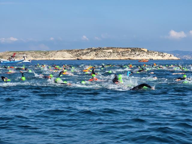 Participants du défi Monte-Cristo 2023 en pleine nage