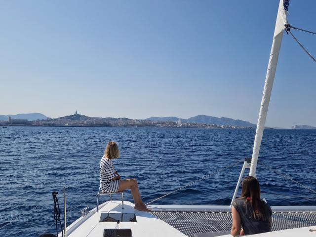 Catamaran dans la rade de marseille