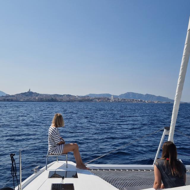 Catamaran dans la rade de marseille