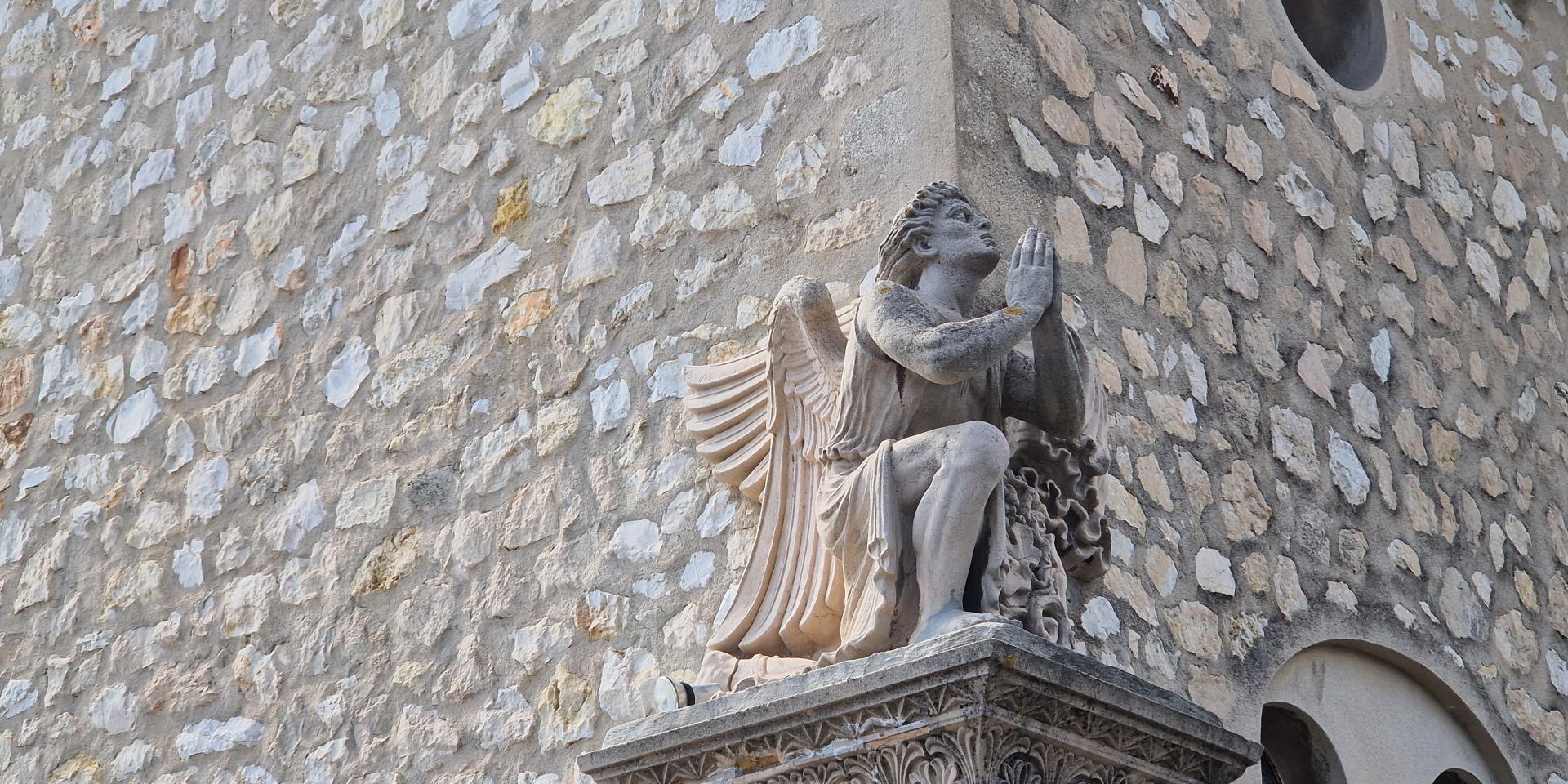 Petite statue de l'église de Saint-Mitre