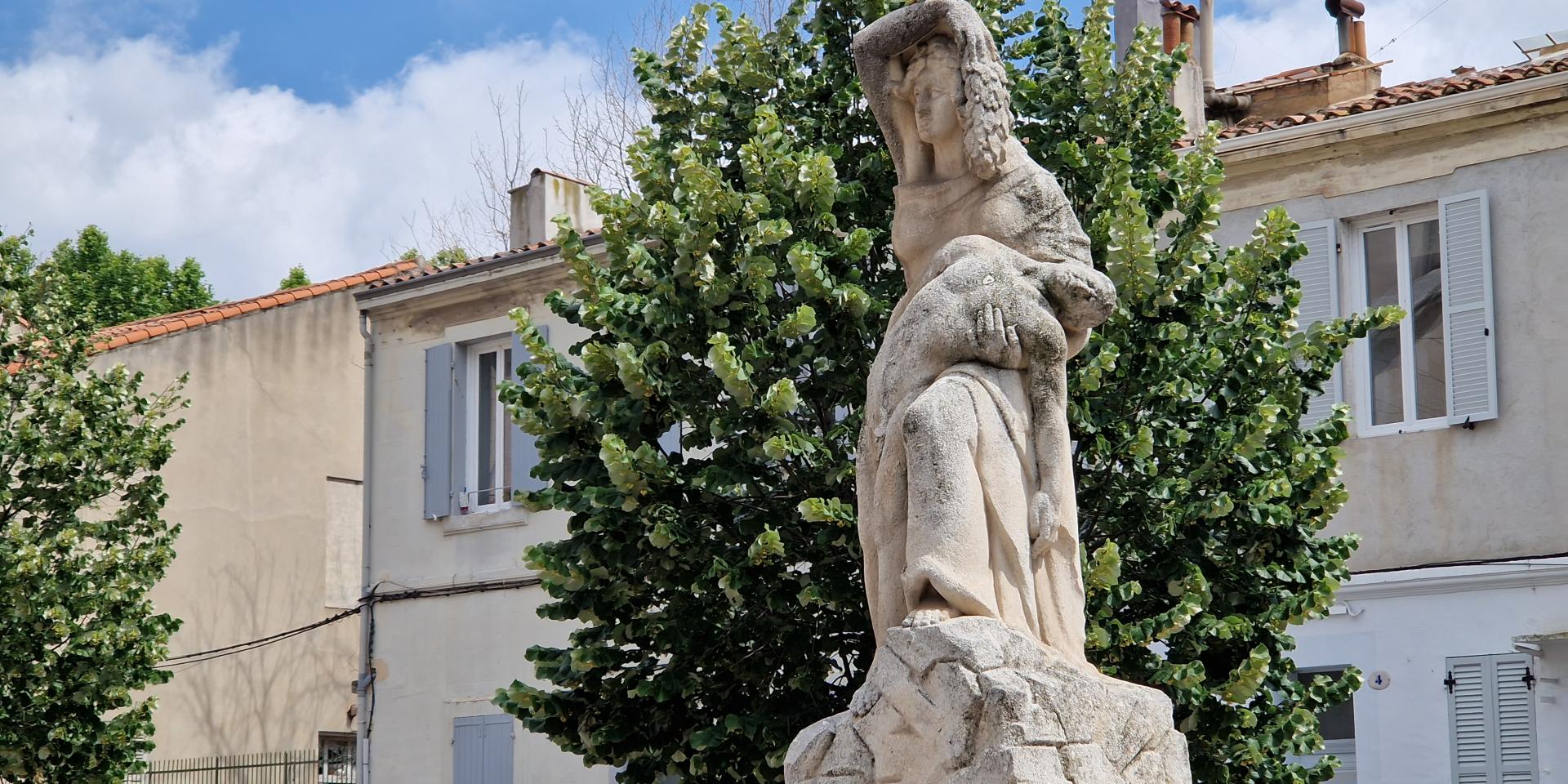 Statue devant l'église Saint-Pierre
