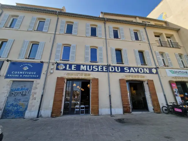 Devanture Musée du Savon, La Licorne