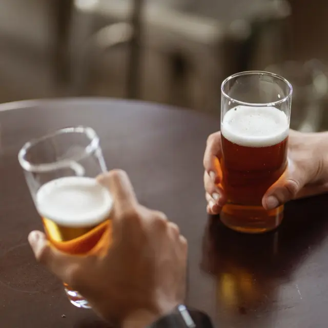 bicchieri di birra in terrazza
