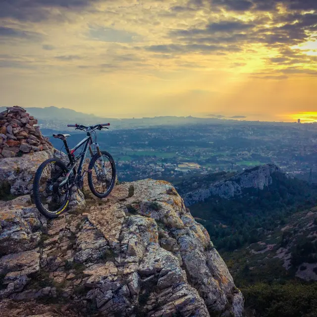 Mountainbiken auf dem Gipfel im Garlaban-Massiv