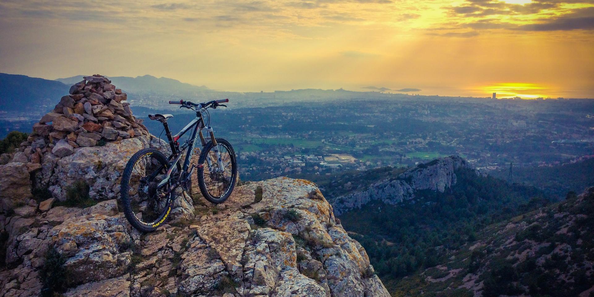 VTT au sommet dans le massif du Garlaban