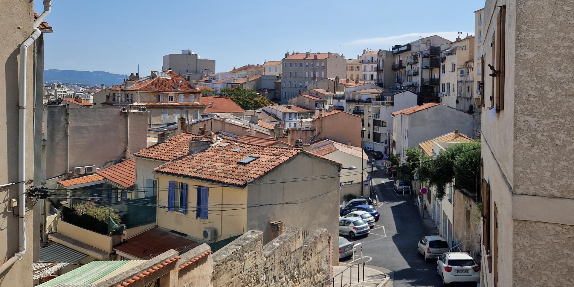 rue et maisons dans le quartier de Saint Lambert à Marseille